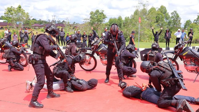 Sejumlah personel dari Ditsamapta dan Satbrimob Polda Kalimantan Utara (Kaltara) menggelar latihan intensif di lapangan apel Mako Polda Kaltara, Kamis (9/4/2026). Dirsamapta Polda Kaltara, Kombes Andreas Deddy Wijaya mengatakan latihan dilakukan sebagai persiapan Bawah Kendali Operasi (BKO) Nusantara guna mengantisipasi gangguan keamanan di wilayah tugas.