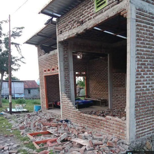 Sebanyak 35 rumah di Kabupaten Flores Timur, NTT, rusak parah akibat gempa bum Rabu malam (8/4/2026). (Foto warga Abid Rajendra)