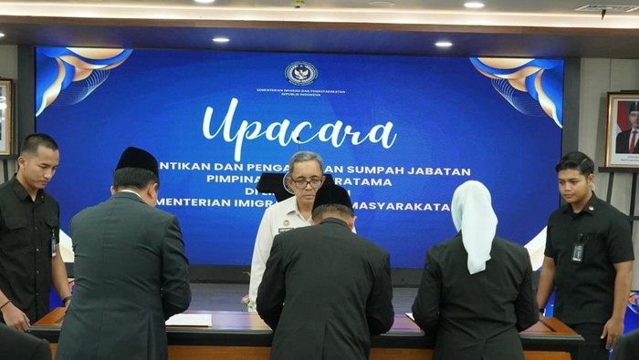 Sekjen Kemenimipas Asep Kurnia melantik sejumlah pejabat tingi pratama