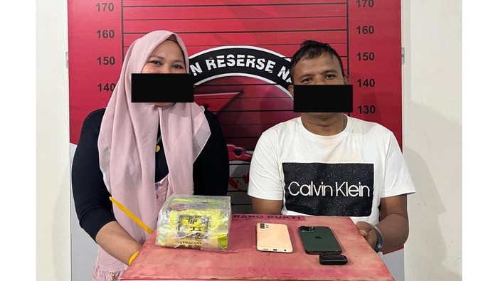 Seorang perempuan, S (41) dan pemilik sabu berinisial J (37) ditangkap di Aceh Utara. (dok Polres Aceh Utara)