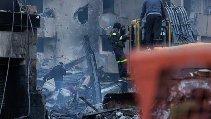 BEIRUT, LEBANON - APRIL 8: Rescue workers search for people after an Israeli attack hit a residential building in the Corniche al Mazraa neighborhood on April 8, 2026 in Beirut, Lebanon. Israel has stepped-up its attacks on Lebanon following Presiden