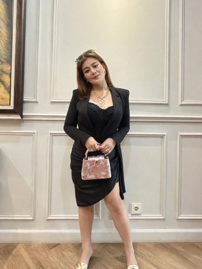 Selebgram dan pengusaha skincare Shindy Samuel kini makin langsing. Ia berhasil menurunkan BB hingga 104 kg. Perubahan penampilannya itu dibagikan Shindy ke akun Instagramnya. Foto: Instagram/@rendyshindy_samuel