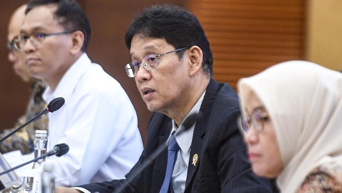 Menteri Keuangan Purbaya Yudhi Sadewa (kedua kanan) didampingi Sekretaris Jenderal Kementerian Keuangan Robert Leonard Marbun (kiri), Deputi Bidang Perekonomian Kementerian Sekretariat Negara Satya Bhakti Parikesit (kedua kiri) dan Staf Ahli Bidang P