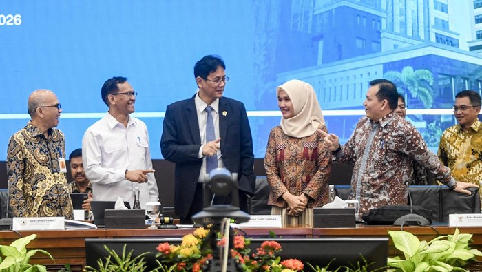 Menteri Keuangan Purbaya Yudhi Sadewa (tengah) berbincang bersama Sekretaris Jenderal Kementerian Keuangan Robert Leonard Marbun (kiri), Deputi Bidang Perekonomian Kementerian Sekretariat Negara Satya Bhakti Parikesit (kedua kiri), Staf Ahli Bidang Pengembangan, Produktivitas, dan Daya Saing Ekonomi Menko Perekonomian Evita Manthovani (kedua kanan) serta Deputi Bidang Koordinasi Energi dan Sumber Daya Mineral Menko Perekonomian Elen Setiadi (kanan) sebelum memimpin Sidang Aduan Kanal Debottlenecking Satuan Tugas Percepatan Program Strategis Pemerintah (Satgas P2SP) di Aula Junada Kementerian Keuangan, Jakarta, Kamis (9/4/2026). Sidang tersebut membahas pengaduan pelaku usaha terkait hambatan bisnis, sekaligus membuka ruang pelaporan terhadap kementerian atau lembaga yang dinilai menghambat aktivitas usaha. ANTARA FOTO/Muhammad Adimaja/YU