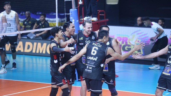 Skuad LavAni Livin Transmedia saat laga vs Bhayangkara Presisi pada Putaran Final Four Kedua di GOR Sritex Arena, Solo, Kamis (9/4/2026).