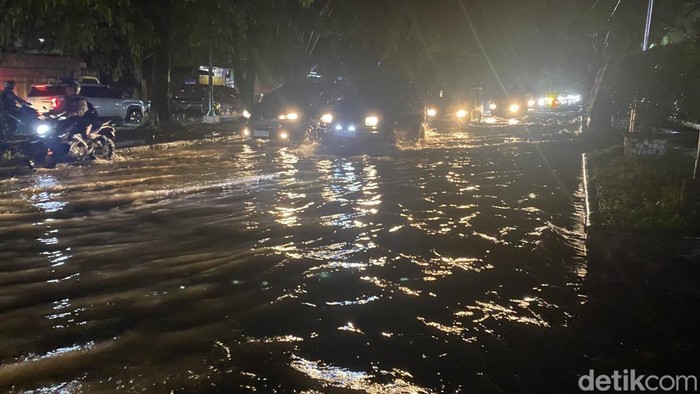 Suasana banjir di Jalan Ngumban Surbakti (M Ilham Pradilla/detikcom)