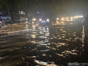 Jalan di Depan Pengadilan Militer Medan Banjir, Lalu Lintas Macet Total