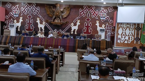Suasana saat Sidang Paripurna membahas perubahan bentuk hukum Bank NTT dari Perseroda Terbatas (PT) menjadi Perseroan Daerah (Perseroda), Kamis (9/4/2026). (Foto: Simon Selly/detikBali)