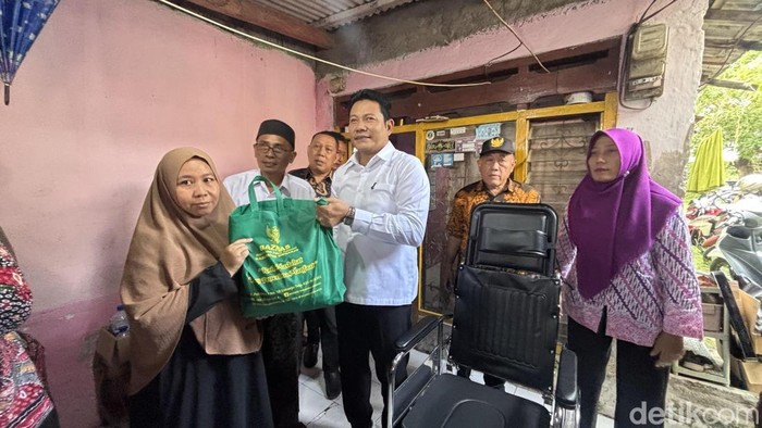 Subandi saat sidak rumah lansia di Sidoarjo.