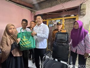 Sidak Rumah Lansia di Waru, Subandi Salurkan Kursi Roda-Perbaikan Rumah