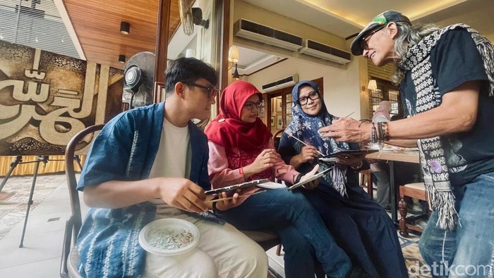 Limbah kulit telur yang kerap dianggap tidak bernilai, di tangan kreatif pelaku UMKM justru disulap menjadi karya seni bernilai tinggi. Hal inilah yang ditunjukkan oleh Wayang Art, usaha kerajinan binaan Yayasan Dharma Bhakti Astra (Yayasan Astra), yang menghadirkan karya unik berbahan dasar cangkang telur.