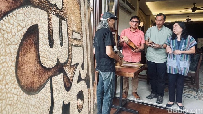 Limbah kulit telur yang kerap dianggap tidak bernilai, di tangan kreatif pelaku UMKM justru disulap menjadi karya seni bernilai tinggi. Hal inilah yang ditunjukkan oleh Wayang Art, usaha kerajinan binaan Yayasan Dharma Bhakti Astra (Yayasan Astra), yang menghadirkan karya unik berbahan dasar cangkang telur.