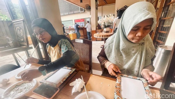 Limbah kulit telur yang kerap dianggap tidak bernilai, di tangan kreatif pelaku UMKM justru disulap menjadi karya seni bernilai tinggi. Hal inilah yang ditunjukkan oleh Wayang Art, usaha kerajinan binaan Yayasan Dharma Bhakti Astra (Yayasan Astra), yang menghadirkan karya unik berbahan dasar cangkang telur.