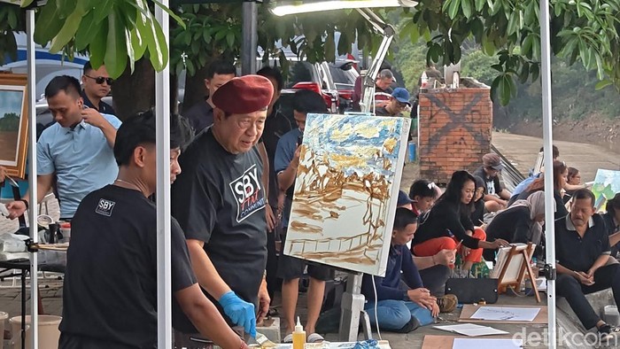 Momen Presiden ke-6 RI Susilo Bambang Yudhoyono (SBY) ketika melukis Bengawan Solo di Pintu Air Demangan Baru, Jebres, Solo, Kamis (9/4/2026).