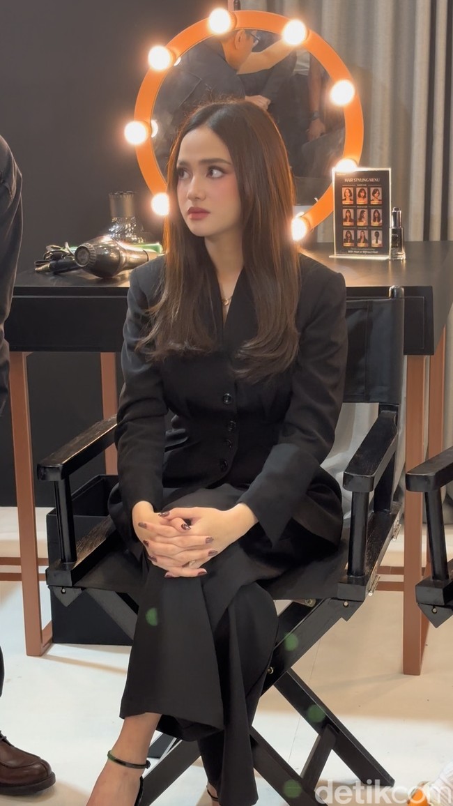 Syifa tampil kenakan outfit serba hitam saat menghadiri acara Tresemme Silk Press di Main Atrium Senayan City pada Kamis (9/4/26). Memukau, penampilannya curi atensi. Foto: Wolipop/Vina Oktiani