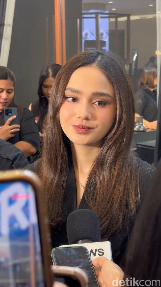 Tampil simpel, rambutnya dibiarkan terurai dengan dicatok lurus. Pesona kekasih El Rumi itu tampak begitu terpancar dengan pulasan makeup natural yang flawless. Foto: Wolipop/Vina Oktiani