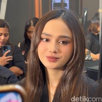 Tampil simpel, rambutnya dibiarkan terurai dengan dicatok lurus. Pesona kekasih El Rumi itu tampak begitu terpancar dengan pulasan makeup natural yang flawless. Foto: Wolipop/Vina Oktiani