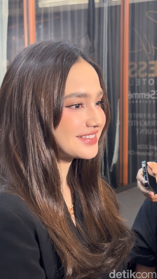 Dilihat dari segala sisi, Syifa tetap cantik memukau. Kulit wajahnya tampak sehat bak tak memiliki pori. Foto: Wolipop/Vina Oktiani