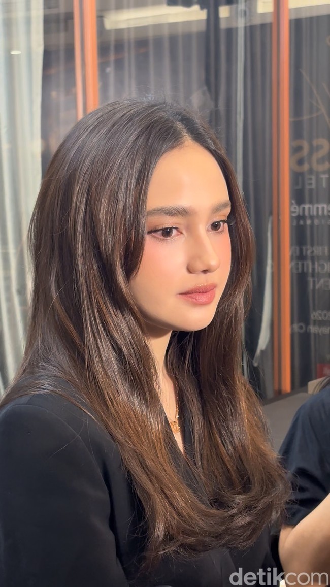 Riasan wajahnya tampak soft dengan nuansa pink nude. Eyeshadow tipis dipadukan blush on lembut dan lipstik semi glossy membuat kecantikan naturalnya makin terpancar. Foto: Wolipop/Vina Oktiani