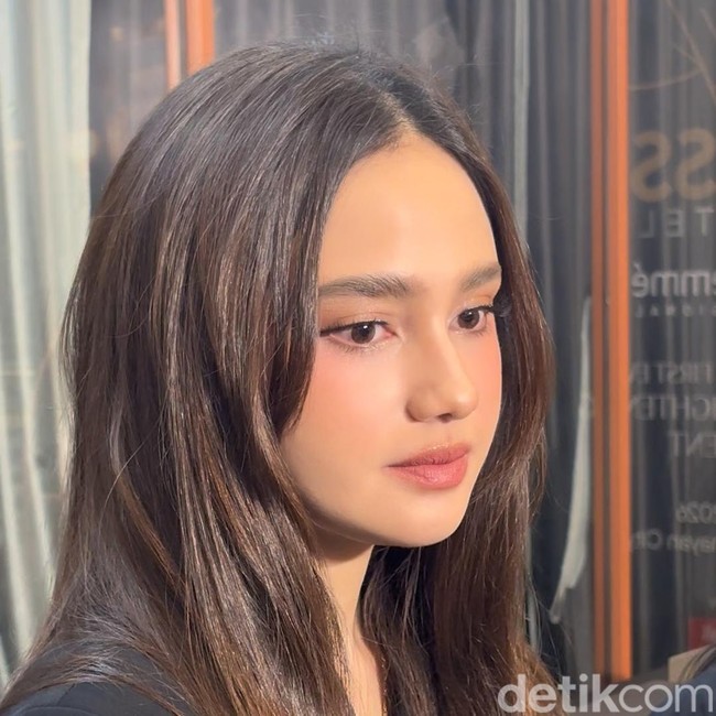 Pesona Syifa Hadju Tampil Serba Hitam, Calon Manten Makin Glowing Mempesona