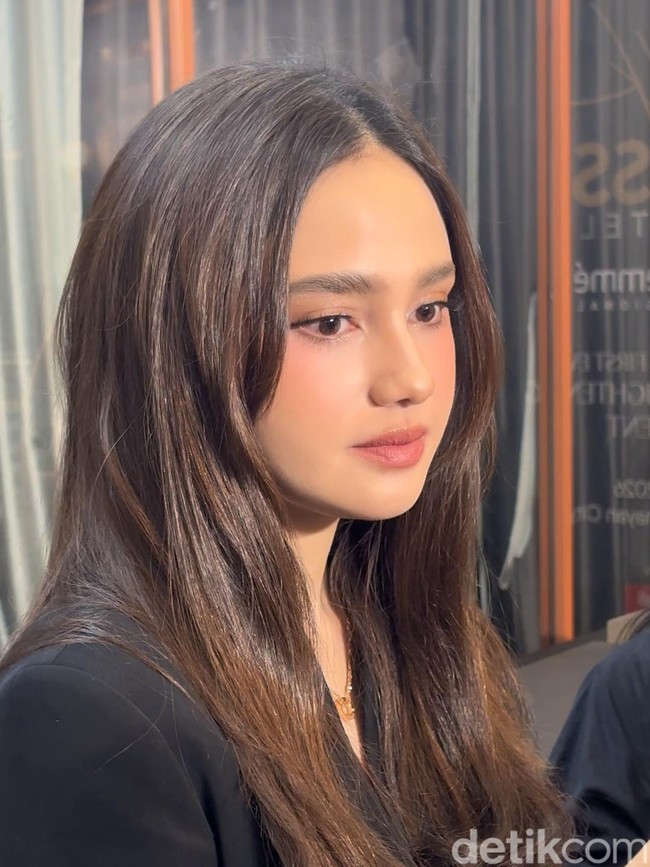 Pesona Syifa Hadju Tampil Serba Hitam, Calon Manten Makin Glowing Mempesona