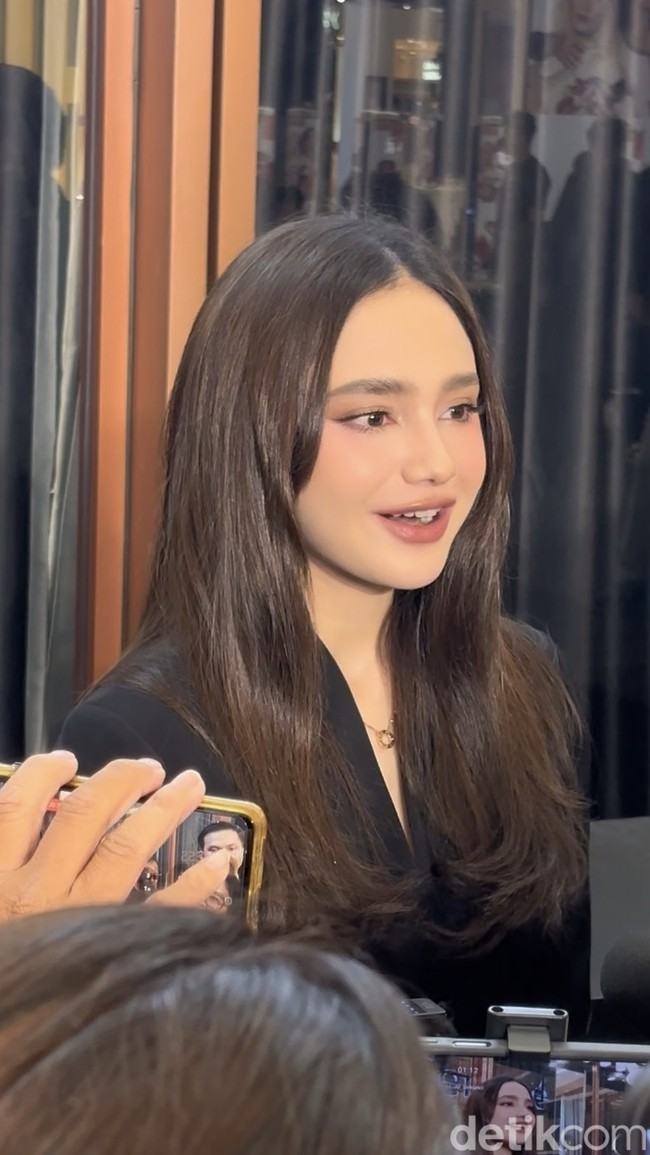 Tak kalah curi atensi, dilihat dari dekat wajah Syifa tampak begitu mulus dan glowing. Aura calon manten pun begitu terpancar. Foto: Wolipop/Vina Oktiani