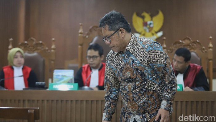 Mantan Direktur Utama PT Inhutani V, Dicky Yuana Rady, divonis empat tahun penjara oleh majelis hakim dalam sidang di Pengadilan Tindak Pidana Korupsi (Tipikor), Jakarta, Kamis (9/4/2026). Dicky dinyatakan terbukti secara sah dan meyakinkan menerima suap terkait kerja sama pengelolaan kawasan hutan.