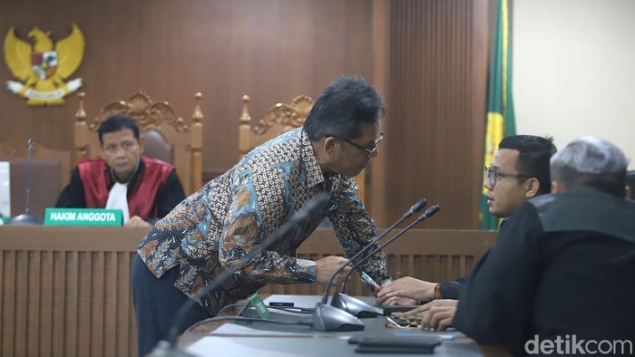 Mantan Direktur Utama PT Inhutani V, Dicky Yuana Rady, divonis empat tahun penjara oleh majelis hakim dalam sidang di Pengadilan Tindak Pidana Korupsi (Tipikor), Jakarta, Kamis (9/4/2026). Dicky dinyatakan terbukti secara sah dan meyakinkan menerima suap terkait kerja sama pengelolaan kawasan hutan.