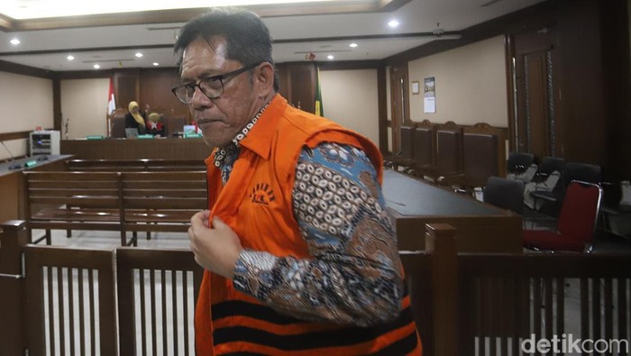 Mantan Direktur Utama PT Inhutani V, Dicky Yuana Rady, divonis empat tahun penjara oleh majelis hakim dalam sidang di Pengadilan Tindak Pidana Korupsi (Tipikor), Jakarta, Kamis (9/4/2026). Dicky dinyatakan terbukti secara sah dan meyakinkan menerima suap terkait kerja sama pengelolaan kawasan hutan.