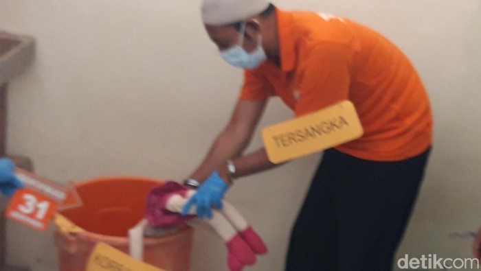 Tersangka Agus Ratmono memperagakan aksi sadisnya pada rekonsrtuksi Kamis (9/4/2026).