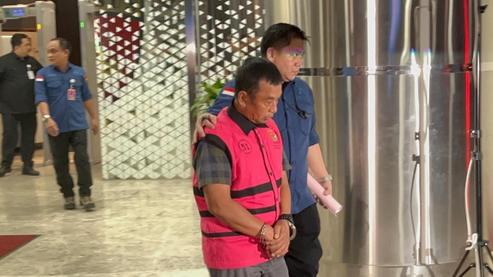 Tersangka kasus korupsi Petral dibawa ke mobil tahanan Kejagung (Ondang/detikcom)