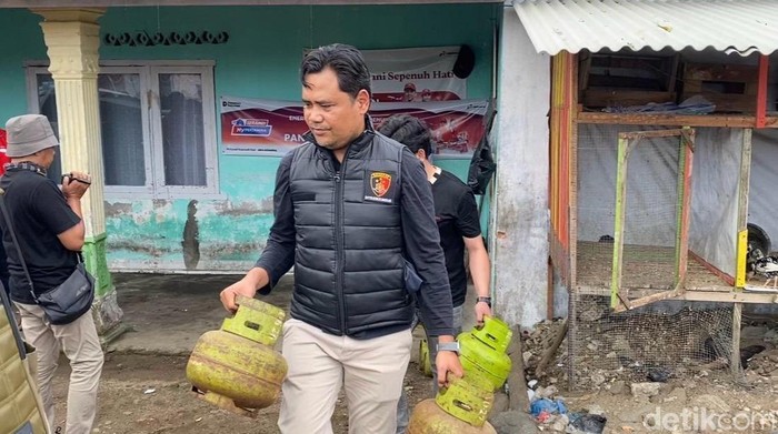 Tersangka pengoplos elpiji dan barang bukti yang diamankan. (Jeka Kampai/detikSUmut)