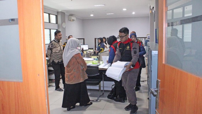 Tim penyidik Kejati Sumut saat menggeledah kantor pertanahan di Sumut, Medan, Kamis (9/4/2026).
(Dok Kejati Sumut)