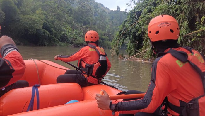 Tim SAR menyisir hilir Sungai Serayu untuk mencari lansia yang diduga hanyut di Sungai Tajum, Gumelar, Banyumas, Kamis (9/4/2026).