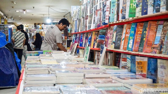 Pengunjung melihat-lihat buku di kawasan Blok M Square, Jakarta Selatan, Kamis (9/4/2026).
