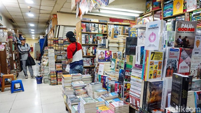 Pengunjung melihat-lihat buku di kawasan Blok M Square, Jakarta Selatan, Kamis (9/4/2026).