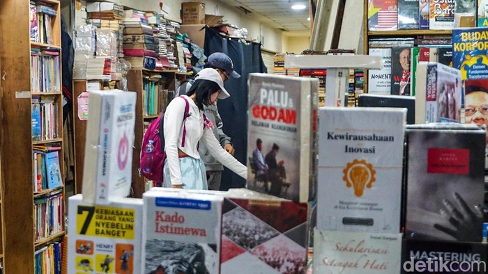 Pengunjung melihat-lihat buku di kawasan Blok M Square, Jakarta Selatan, Kamis (9/4/2026).