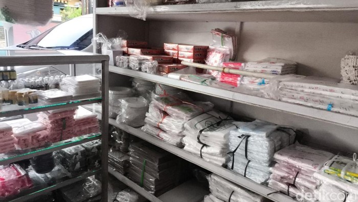 Toko plastik Nashirin di Kuningan.