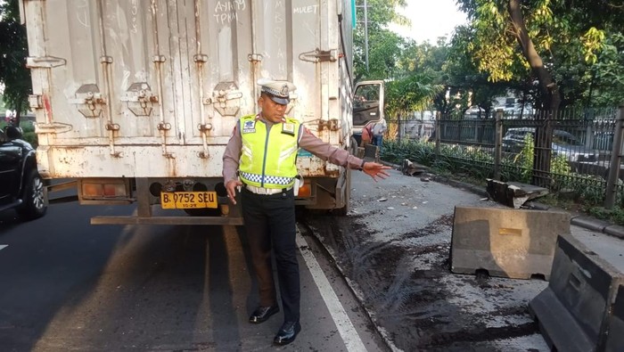 Truk Tabrak Separator Busway di Jl Daan Mogot Arah Cengkareng, Lalin Macet