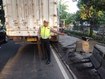 Truk Tabrak Separator Busway di Jalan Daan Mogot Jakbar, Lalin Macet