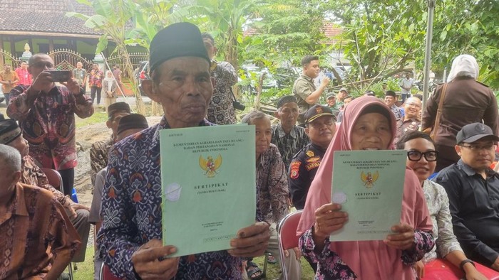 Tupon Hadi Suwarno atau Mbah Tupon dan istrinya saat menunjukkan dua sertifikat tanah yang kembali ke tangannya di Ngentak, Bangunjiwo, Bantul, Kamis (9/4/2026).