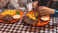 Satu lagi momen serunya saat kulineran bersama keluarga. Ia mengunjungi warung steak kaki lima di daerah Taman Puring. Steak itu dibanderol harga Rp 80.000 dengan sajian kentang goreng dan tumis buncis. Foto: Instagram/@tya_ariestya