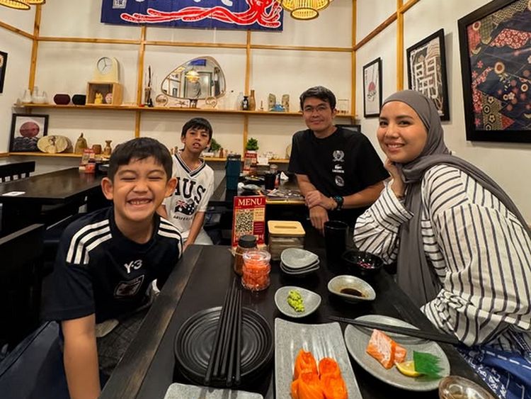 Seru! Tya Ariestya Hobi Makan Bareng Keluarga dan Geng Cendol
