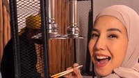 Tya juga sempat mentraktir para pegawainya di rumah. Ia mendatangkan booth makanan dengan menu tepanyaki dan olahan makanan Korea. Foto: Instagram/@tya_ariestya