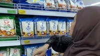 Soal keperluan rumah tangga, ibu 2 anak ini juga tak ketinggalan. Tya sering membagikan momen belanja bulanan di supermarket, terlihat membeli makanan ringan hingga daging potong. Foto: Instagram/@tya_ariestya