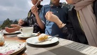 Pengusaha kost ini juga sering membagikan momen hangat saat makan bersama keluarga. Begini momen mereka saat menikmati roti di sebuah villa yang pemandangan asri dan sejuk. Foto: Instagram/@tya_ariestya