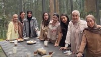 Selain berkumpul dengan keluarganya, Tya juga suka menghabiskan waktu bersama sahabat-sahabatnya di Geng Cendol. Seperti momen makan siang satu ini, mereka berada di sebuah restoran dengan pemandangan asri di belakangnya. Foto: Instagram/@tya_ariestya
