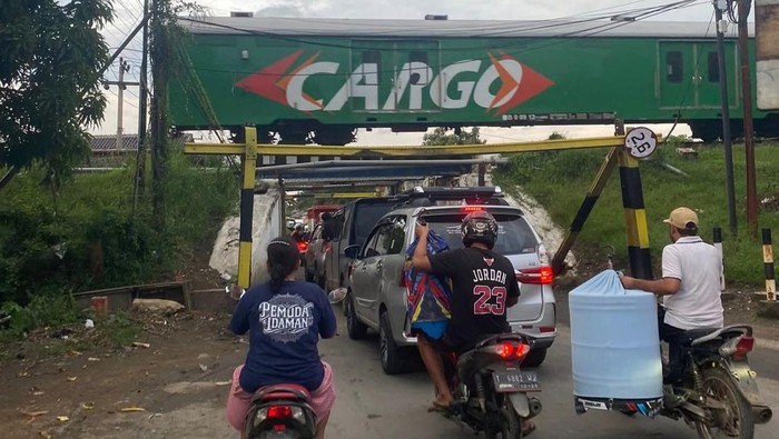 Underpass Jatibarang terlihat ramai oleh pengendara