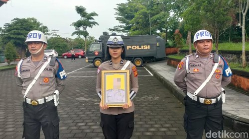 Upacara Pemberhentian Tidak Dengan Hormat (PTDH) terhadap Briptu GYK. Kamis (9/4/2026).