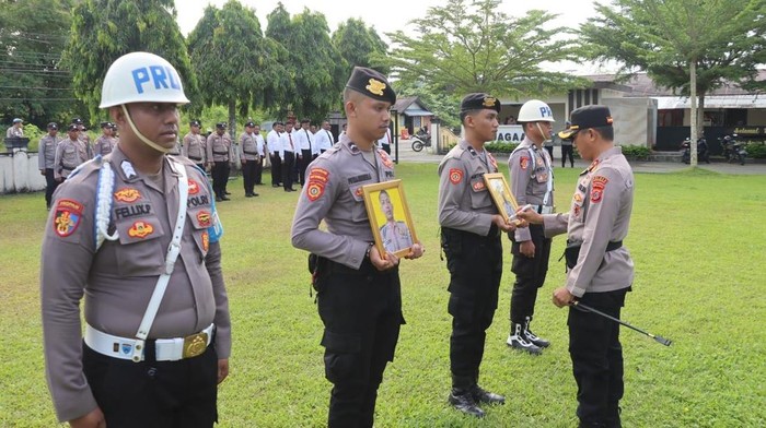 Upacara PTDH Aipda M Juarto dan Briptu Solagratia dipimpin Kapolres Seram Bagian Barat, AKBP Andi Zulkifli.